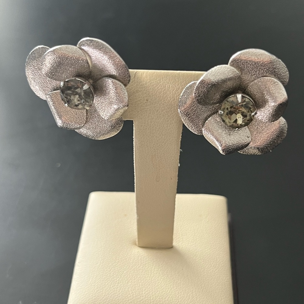 Flower clip on earrings